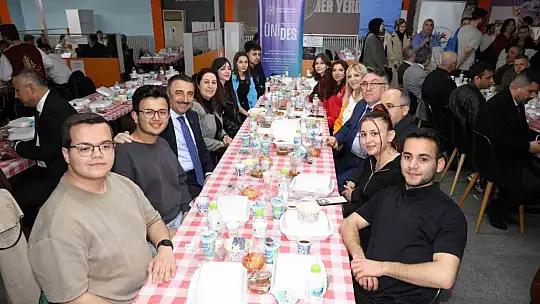Vali Hacıbektaşoğlu üniversiteli gençlerle iftarda buluştu