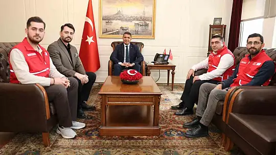 Vali kurbanını Kızılay'a bağışladı