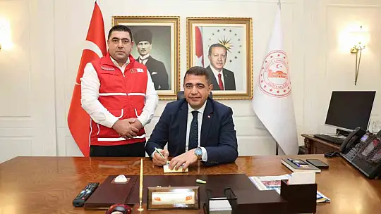 Vali kurbanını Kızılay'a bağışladı