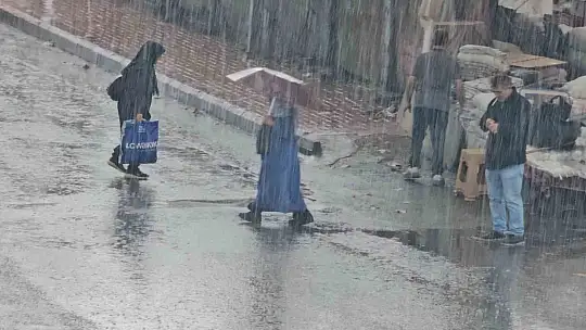 Valilik uyardı, sağanak yağış Zonguldak'ta vatandaşlara zor anlar yaşattı