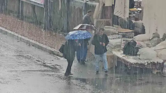 Valilik uyardı, sağanak yağış Zonguldak'ta vatandaşlara zor anlar yaşattı