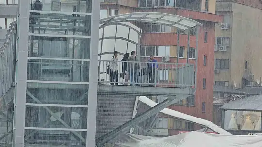 Valilik uyardı, sağanak yağış Zonguldak'ta vatandaşlara zor anlar yaşattı