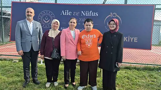 Valiyi çok sevdiğini söyleyen engellinin duygulandıran mutluluğu