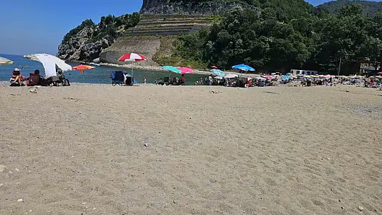 Vatandaşlar sıcak havada deniz keyfi yaşadı