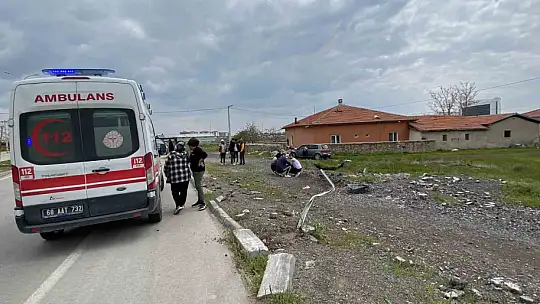 Virajı alamayan otomobil evin duvarına çarptı: 3 yaralı