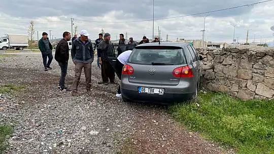 Virajı alamayan otomobil evin duvarına çarptı: 3 yaralı