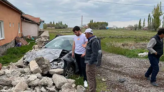 Virajı alamayan otomobil evin duvarına çarptı: 3 yaralı