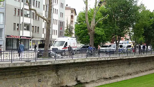 Virajı alamayan otomobil, kaldırımda ağaca çarptı