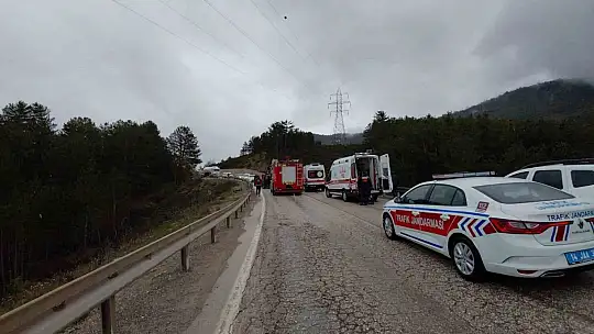 Virajı alamayan otomobil minibüsle kafa kafaya çarpıştı: 4 yaralı