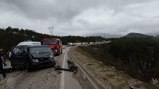 Virajı alamayan otomobil minibüsle kafa kafaya çarpıştı: 4 yaralı