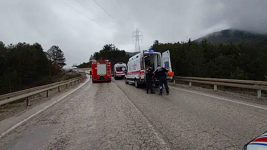 Virajı alamayan otomobil minibüsle kafa kafaya çarpıştı: 4 yaralı