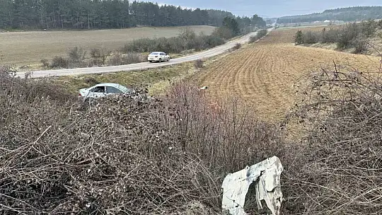 Virajı alamayan otomobil tarlaya uçtu: 3 yaralı