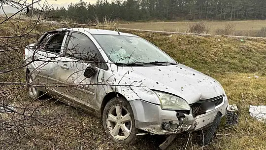 Virajı alamayan otomobil tarlaya uçtu: 3 yaralı