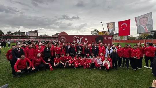 Büyük alkış Cumhuriyet aşkıyla çarpan yüreklere