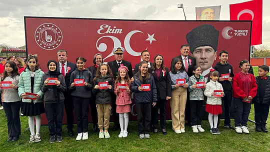 Büyük alkış Cumhuriyet aşkıyla çarpan yüreklere