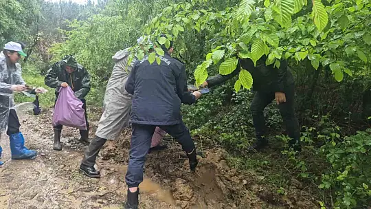 Yağmur çamur demeden ormanda çöp topladılar