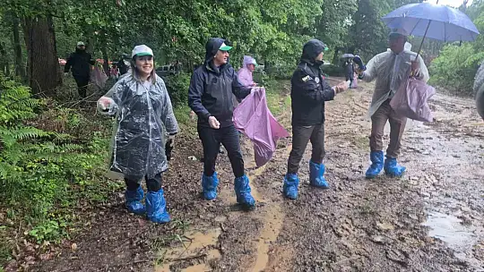 Yağmur çamur demeden ormanda çöp topladılar