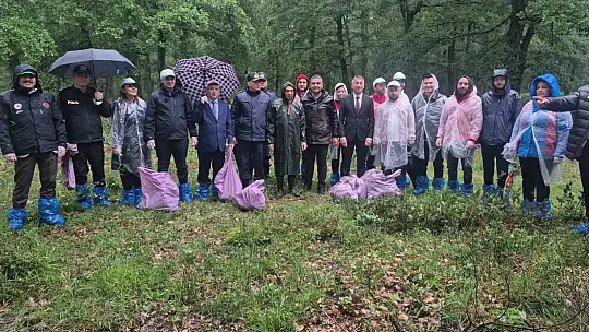 Yağmur çamur demeden ormanda çöp topladılar
