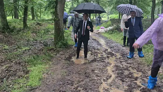 Yağmur çamur demeden ormanda çöp topladılar