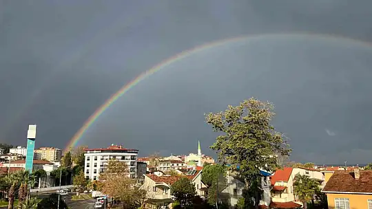 Yağmur sonrası beliren gökkuşağı görsel şölen oluşturdu