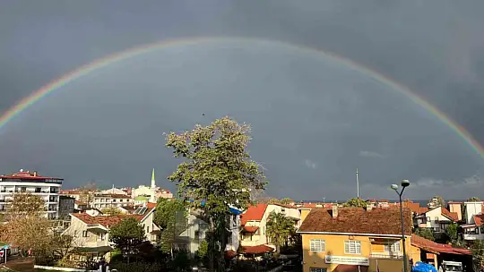 Yağmur sonrası beliren gökkuşağı görsel şölen oluşturdu