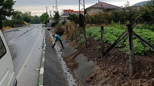 Yağmur suyu kanalları temizleniyor