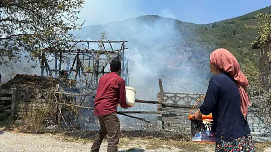 Yakılan anız ahırı yaktı, eve sıçramadan söndürüldü