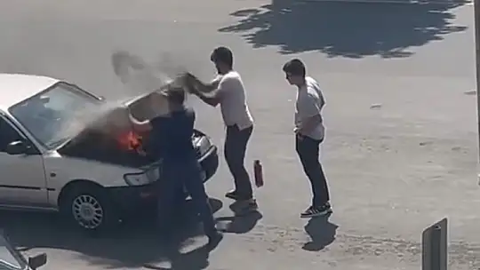 Yanan otomobili duyarlı vatandaşlar söndürdü