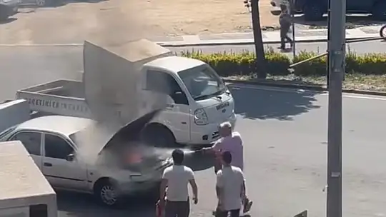 Yanan otomobili duyarlı vatandaşlar söndürdü