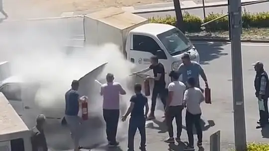 Yanan otomobili duyarlı vatandaşlar söndürdü