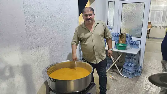 Yangın bölgesindeki muhtar köye gelen yardım ekibine çorba yaptı