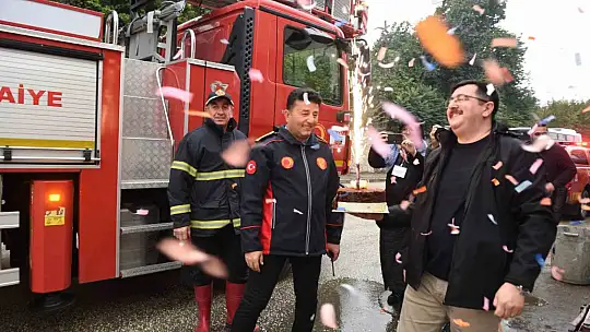 Yangın ihbarına giden itfaiyecileri pastayla karşıladılar