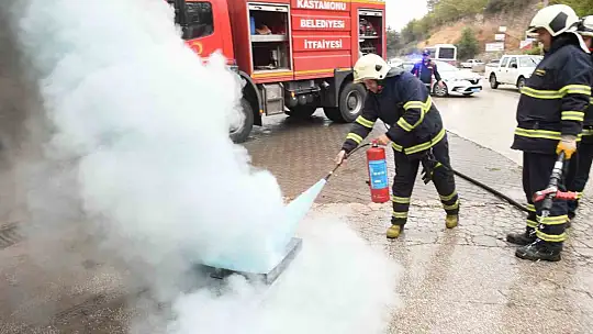 Yangın ihbarına giden itfaiyecileri pastayla karşıladılar
