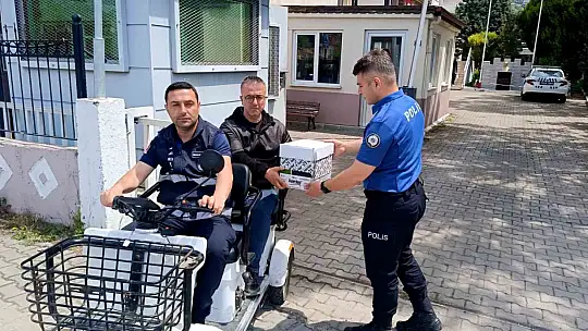 Yaralı kırlangıca polis şefkati