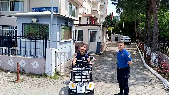 Yaralı kırlangıca polis şefkati