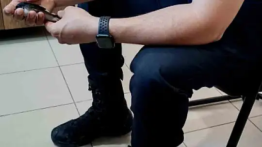 Yaralı kırlangıca polis şefkati