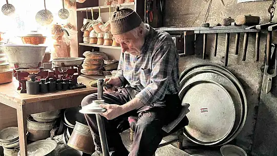 Unutulmaya yüz tutan mesleğini aşkla yapıyor