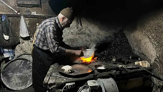 Unutulmaya yüz tutan mesleğini aşkla yapıyor