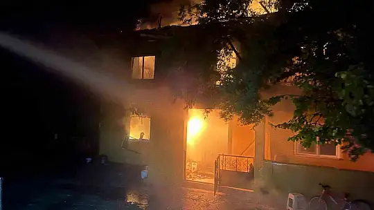 Yaşlı kadının 2 katlı evi küle döndü