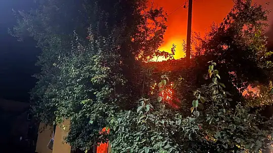 Yaşlı kadının 2 katlı evi küle döndü