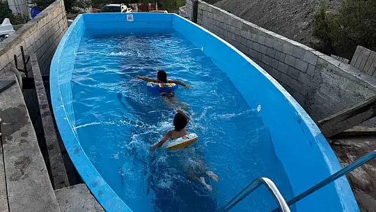 Yattan köydeki evinin bahçesine havuz yaptı