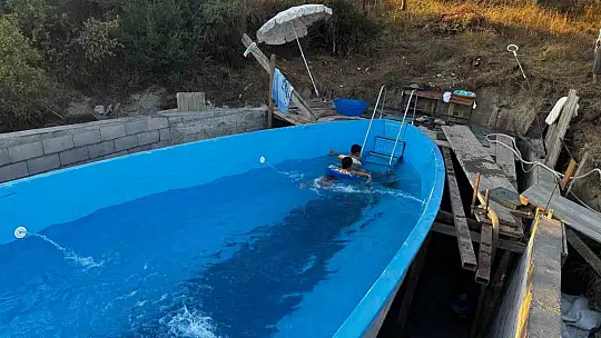 Yattan köydeki evinin bahçesine havuz yaptı
