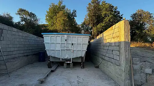 Yattan köydeki evinin bahçesine havuz yaptı