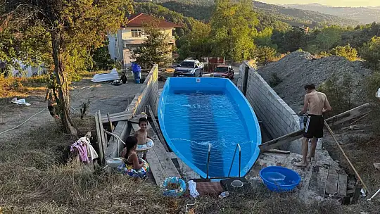 Yattan köydeki evinin bahçesine havuz yaptı