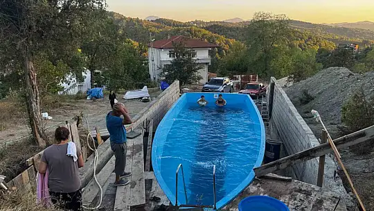 Yattan köydeki evinin bahçesine havuz yaptı