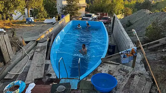 Yattan köydeki evinin bahçesine havuz yaptı