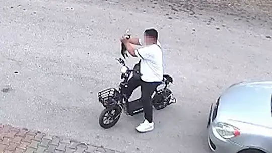 Yavru kediyi önce öptü sonra boğdu