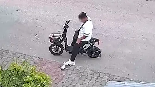 Yavru kediyi önce öptü sonra boğdu