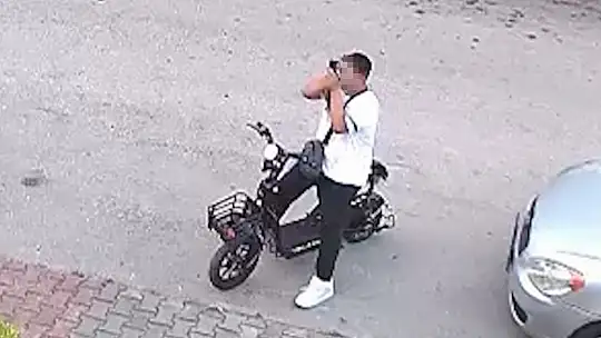 Yavru kediyi önce öptü sonra boğdu