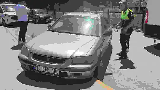 Yayaya çarpan sürücü otomobilini bırakıp kaçtı
